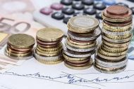 Πλεόνασμα 0,8% το 2015 και τρεις συντελεστές ΦΠΑ προτείνει η Αθήνα 