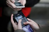 Στα 70 ευρώ το ανώτατο όριο των συναλλαγών σε μετρητά στα νησιά