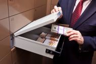 Εφορία: Ερχεται η... αυτοκαταγγελία για τα αδήλωτα κεφάλαια 