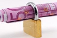 Αναστέλλονται για δύο μήνες οι κατασχέσεις για φοροδιαφυγή