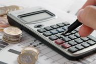 Πόσο φόρο θα πληρώσουν μισθωτοί και συνταξιούχοι