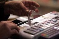 Κίνητρα για e-πληρωμές και πλαστικό χρήμα με στόχο τη φοροδιαφυγή