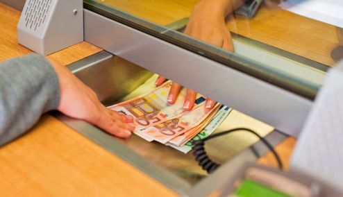 Picture 0 for Αύξηση των επιτοκίων: Εφιάλτης για τους δανειολήπτες - Πόσο θα ανέβουν οι δόσεις