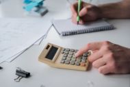 Φορολογικό νομοσχέδιο: Τέλος επιτηδεύματος 325 ευρώ για όλους τους ελεύθερους επαγγελματίες - Πότε καταργείται