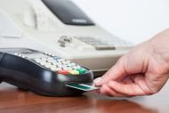 Διασύνδεση POS - Ταμειακών: Τι πρέπει να κάνουν για να αποφύγουν το πρόστιμο όσοι δεν βρήκαν τεχνικό και «έκλεισαν» για Απρίλιο