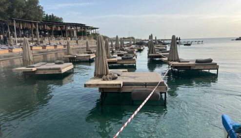Picture 0 for Ρόδος: “Λουκέτο” στο beach bar με τις ξαπλώστρες μέσα στη θάλασσα