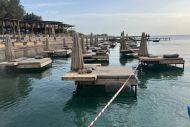 Ρόδος: “Λουκέτο” στο beach bar με τις ξαπλώστρες μέσα στη θάλασσα