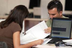 Δουλεύουμε μισό χρόνο για να πληρώσουμε τους φόρους της χρονιάς
