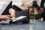 Έφοδος της εφορίας σε εστιατόρια, μπαρ και καφετέριες για τις «έξυπνες» ταμειακές μηχανές