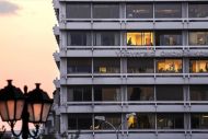 Πώς μπορούν οι δασμοί Τραμπ να επηρεάσουν την Ελλάδα: Τι φοβούνται στο ΥΠΕΘΟ και στην ΤτΕ