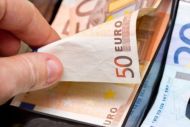 Αντίστροφη μέτρηση για αυξήσεις σε κατώτατο μισθό, επιδόματα και κλαδικούς μισθούς